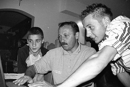 Ryszard Wieczorek wspólnie z synami analizuje wyniki piłkarzy Odry.   IZA SALAMON