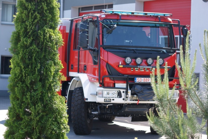 Ślubowanie strażaków oraz poświęcenie nowego wozu bojowego i łodzi ratunkowej w Komendzie Powiatowej PSP w Lublińcu ZDJĘCIA