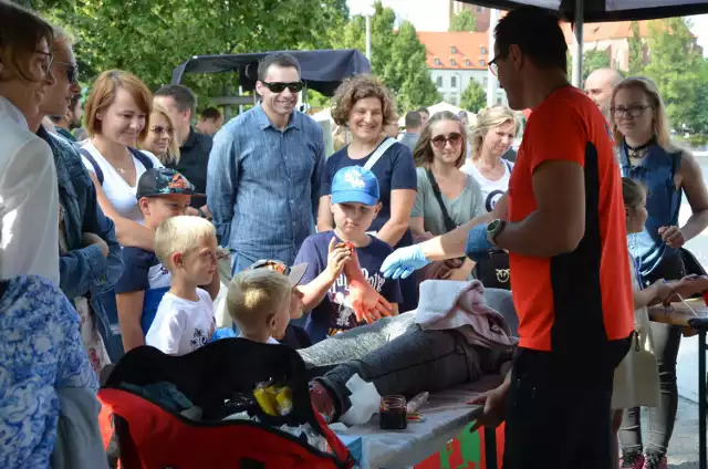 Ćwiczenia z resuscytacji krążeniowo-oddechowej, opatrywanie ran, symulator dachowania, bezpłatna konsultacja dermatologiczna -  to wszystko w ramach festiwalu pierwszej pomocy. 