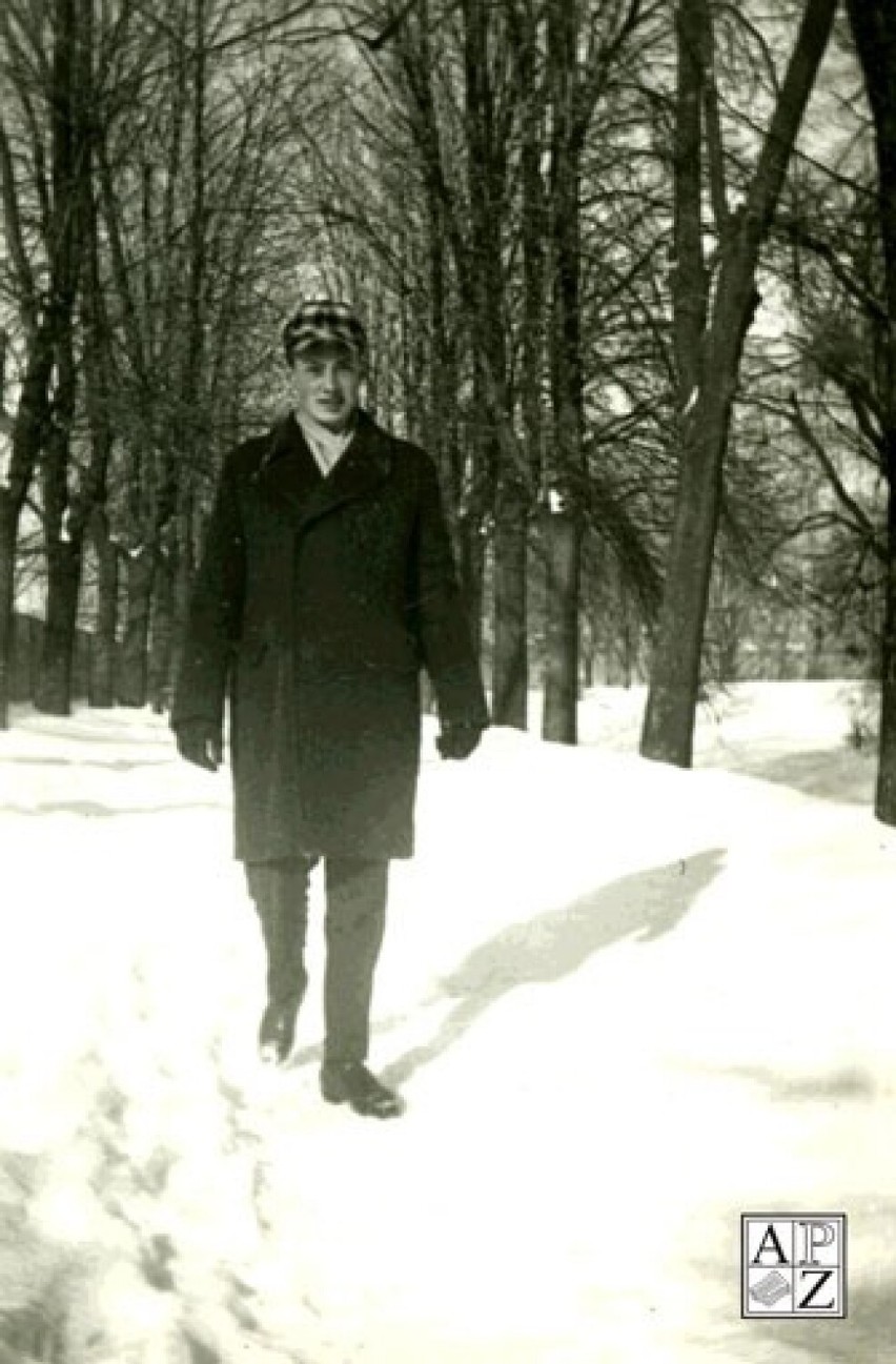 Marek Grechuta w zamojskim parku. Zima 1963/1964 roku....