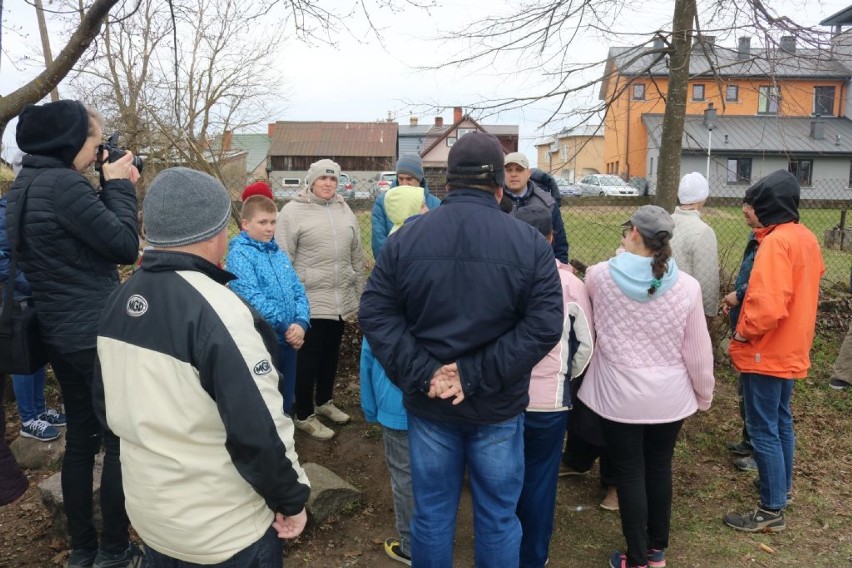 Gm. Filipów: Mieszkańcy gminy z wójtem na czele posprzątali plac mariawicki