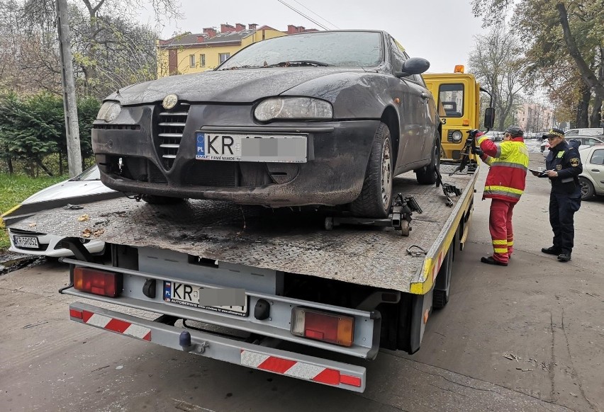 Kraków. Straż Miejska „czyści” krakowskie osiedla z wraków [ZDJĘCIA]