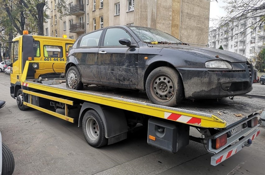 Kraków. Straż Miejska „czyści” krakowskie osiedla z wraków [ZDJĘCIA]