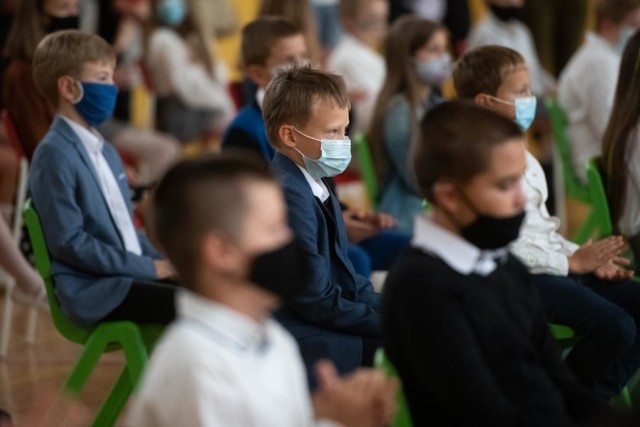 - Ministerstwo Edukacji Narodowej na bieżąco reaguje na potrzeby uczniów, rodziców oraz dyrektorów szkół w związku z wprowadzonymi nowymi zasadami organizacji pracy szkoły w czasie epidemii- czytamy w komunikacie.