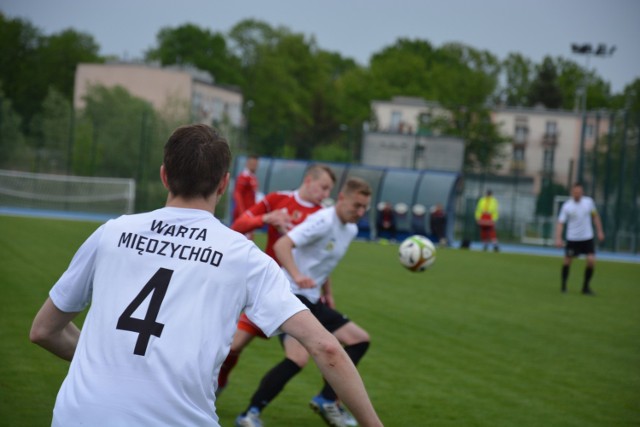 W ramach XXX kolejki IV ligi Wielkopolskiej Warta Międzychód zmierzyła się na własnym stadionie z Stainer Polonią Leszno. Ostatecznie spotkanie zakończyło się wysokim zwycięstwem leszczyńskiej drużyny 5:1.