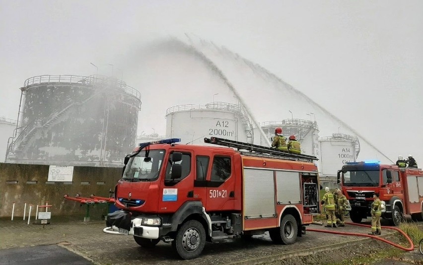 Pożar cysterny w bazie paliw w Stobnie. Wielkie ćwiczenia strażaków 