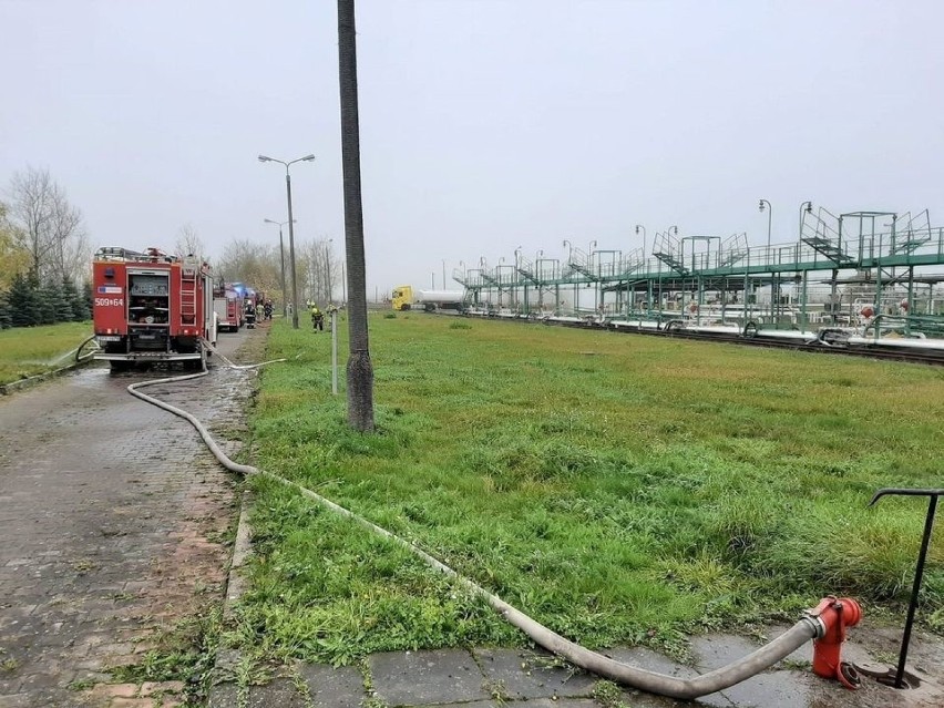 Pożar cysterny w bazie paliw w Stobnie. Wielkie ćwiczenia strażaków 