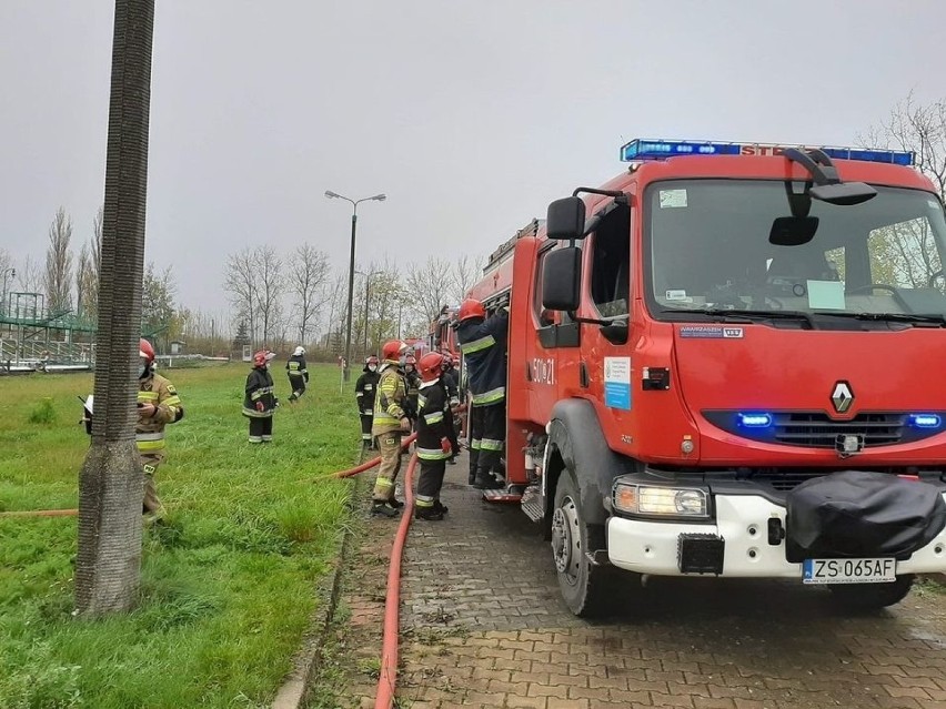 Pożar cysterny w bazie paliw w Stobnie. Wielkie ćwiczenia strażaków 