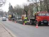 Drogowcy kładą nową nawierzchnię asfaltową na ulicy Wyszyńskiego