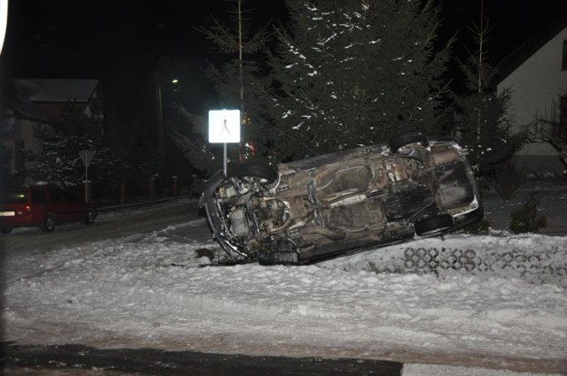 Oficer dyżurny komendy został powiadomiony o tym, że w miejscowości Wronki Wielkie (gmina Gołdap) audi uderzyło w znak i wjechało w ogrodzenie. Ze wstępnych ustaleń funkcjonariuszy będących okoliczności wypadku na miejscu wynikało, że kierujący samochodem osobowym 24-letni Paweł K. nie dostosował prędkości do warunków drogowych, w wyniku czego stracił panowanie nad pojazdem, zjechał na pobocze, uderzył w przydrożny znak i wjechał w ogrodzenie.