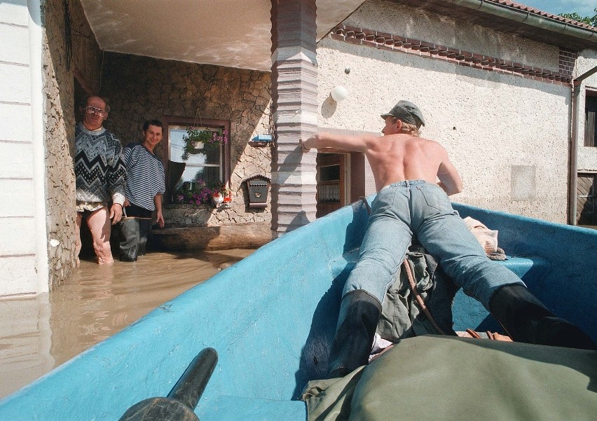 Powódź Tysiąclecia w 1997: Śląsk znalazł się pod wodą [ARCHIWALNE ZDJĘCIA]