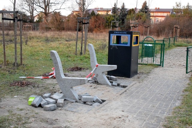 Na ulicy Różyckiego na Dąbrowie wandale zrujnowali tęczową ławkę.