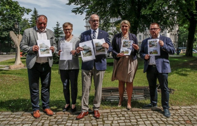 Konferencja prasowa gdańskich polityków PiS: wiceprzewodniczącego Rady Miasta Piotra Gierszewskiego, radnej Elżbiety Strzelczyk, przewodniczącego klubu Kazimierza Koralewskiego, radnej Joanny Cabaj i radnego dzielnicy Chełm Huberta Grzegorczyka