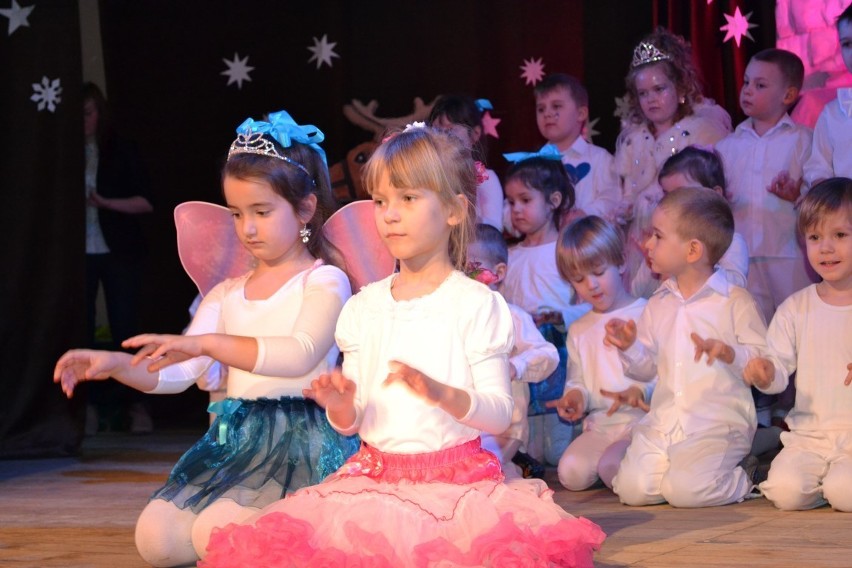 Człuchów. Królowa śniegu w wykonaniu dzieci z Piano dla kolegów z zerówek - zobacz ZDJĘCIA