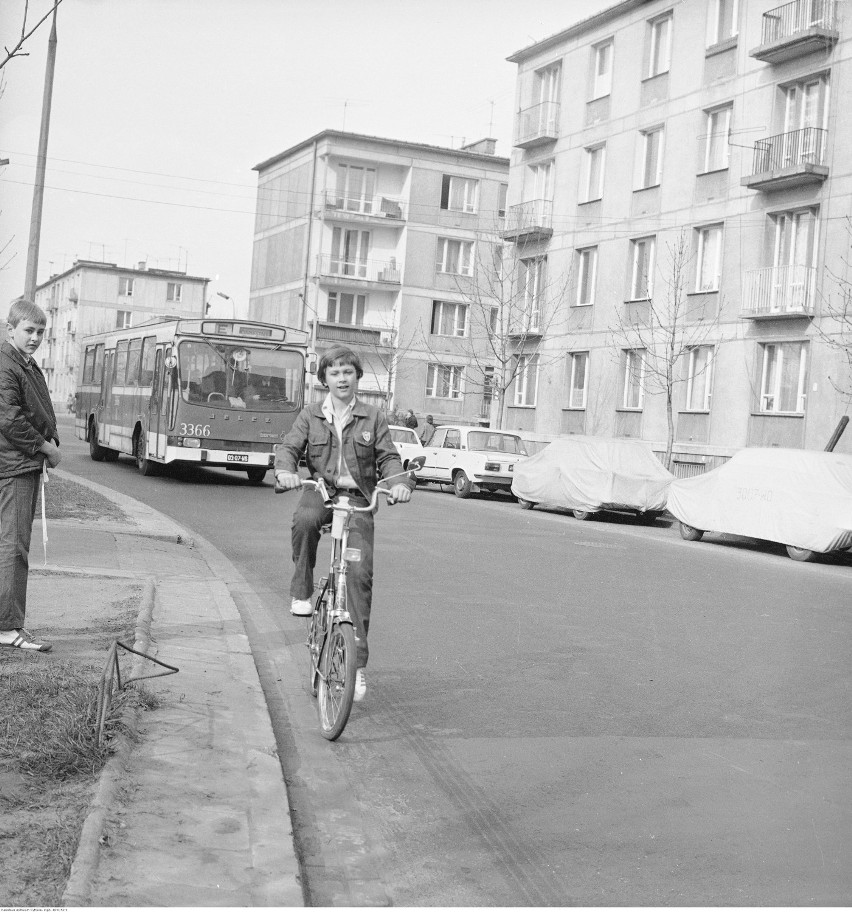 Chłopiec jadący rowerem składanym na ul. Joliot-Curie....