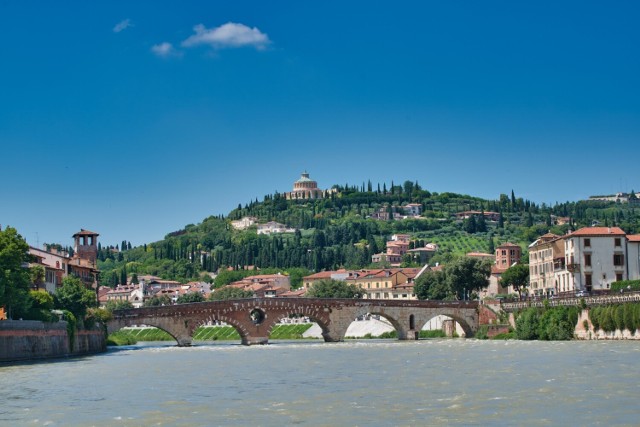 Werona to piękne miasto we Włoszech, które oferuje moc atrakcji dla turystów. Sprawdzamy 5 najciekawszych zabytków wartych odwiedzenia podczas podróży do miasta Romea i Julii.