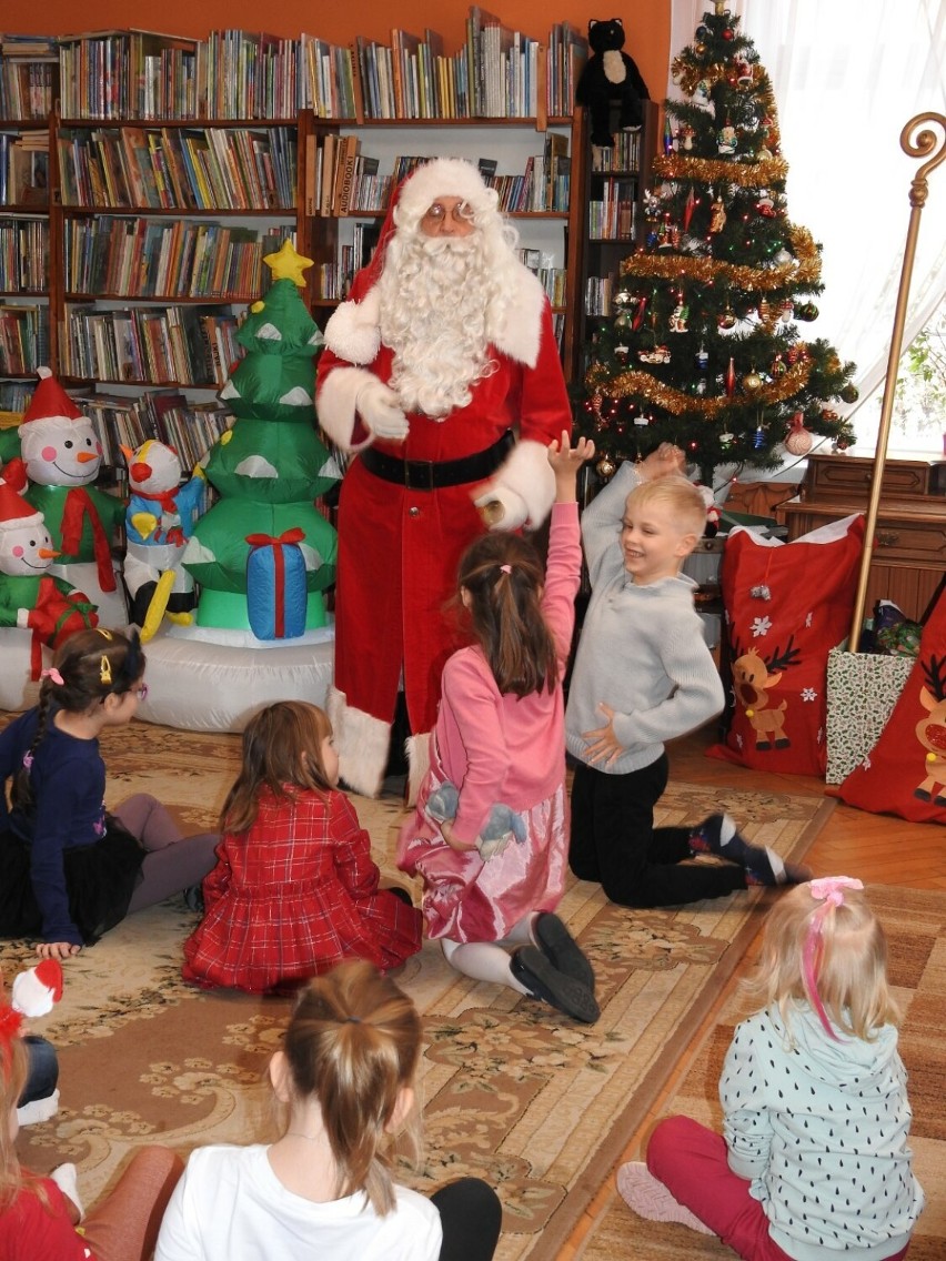 Mikołaj, który odwiedził bibliotekę w Pruszczu miał duże...