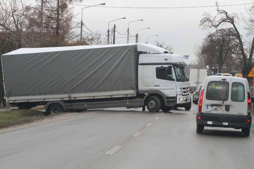 Na ulicy Ściegiennego w Kielcach cofająca ciężarówka wpadła...