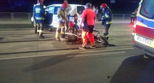 Do poważnego wypadku doszło w piątek, 24 maja, na ul. Warszawskiej w Gorzowie. Kierująca fordem zajechała drogę motocykliście. Ranny mężczyzna trafił do szpitala. 

Kierująca wjeżdżała na ul. Warszawską. Powinna skręcić w prawo. Kobieta skręciła jednak w lewo przejeżdżając przez tory i podw&oacute;jną linię ciągłą. Wtedy zajechała drogę jadącemu motocykliście. Doszło do mocnego zderzenia.

Motocykl uderzył w bok forda. Na miejsce wypadku została wezwana ekipa karetki pogotowia ratunkowego. Dojechał r&oacute;wnież gorzowska policja.

Poważnie ranny motocyklista został zabrany na noszach do karetki. Krzyczał &bdquo;Ona mi wymusiła&rdquo;. Ranny mężczyzna został zabrany do szpitala.

WIDEO: Kryminalny Czwartek: Mateusz K. związał, zakneblował i związał 9-latkę
&lt;script class=&quot;XlinkEmbedScript&quot; data-width=&quot;640&quot; data-height=&quot;360&quot; data-url=&quot;//get.x-link.pl/b861778f-b20e-d6b6-f207-7908c24f78dd,f90c15b1-b759-807a-4854-3f02cf13fa2d,embed.html&quot; type=&quot;application/javascript&quot; src=&quot;//prodxnews1blob.blob.core.windows.net/cdn/js/xlink-i.js?v1&quot;&gt;&lt;/script&gt;