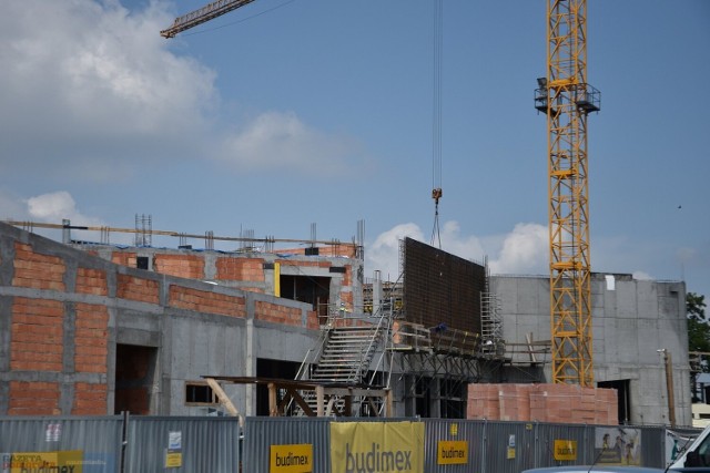 Tak wygląda budowa nowego dworca PKP we Włocławku. W lipcu 2022 roku zakończone mają zostać prace związane ze wznoszeniem konstrukcji budynku.