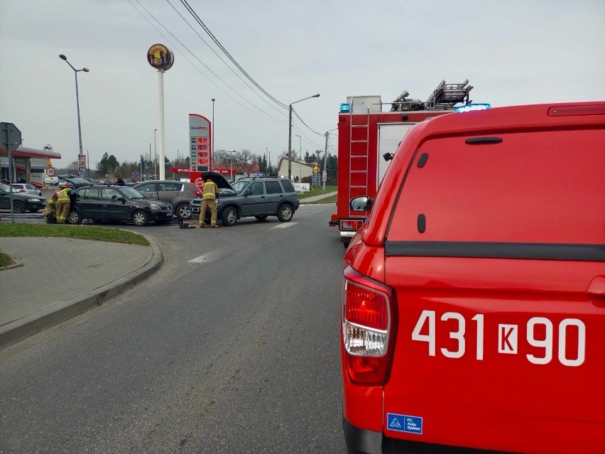 Wypadek trzech samochodów na skrzyżowaniu w Dąbrowie Tarnowskiej. Pojazdy mocno rozbite, interweniowała straż pożarna