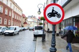 Motocykliści w Krośnie: uprzywilejowani czy dyskryminowani? Parkują za darmo, ale nie mogą wjechać na Starówkę, dostępną dla samochodów