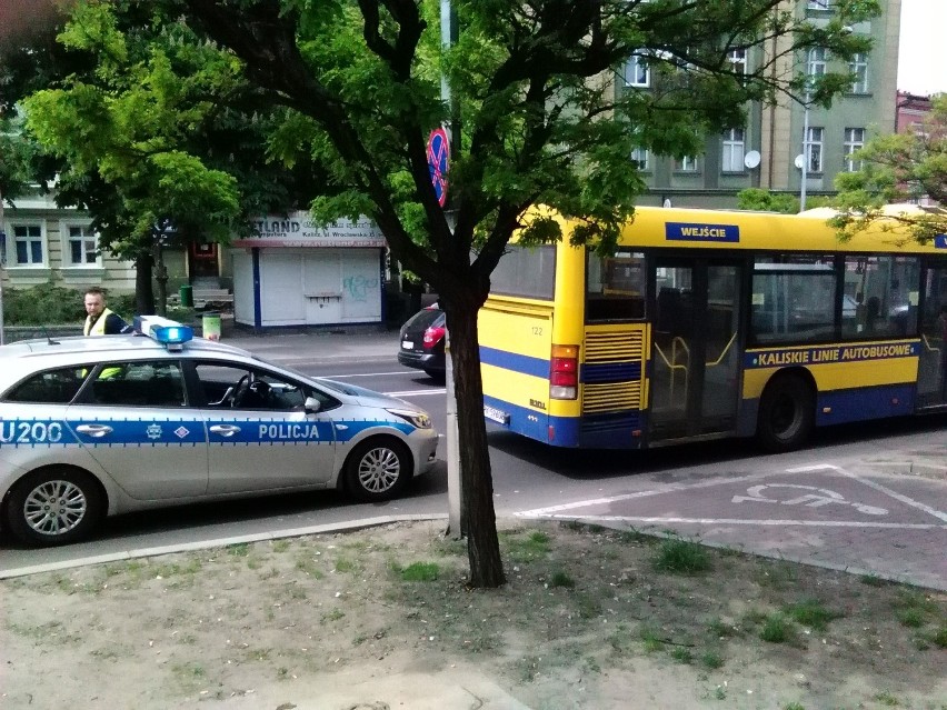 Autobus KLA uderzył w osobówkę