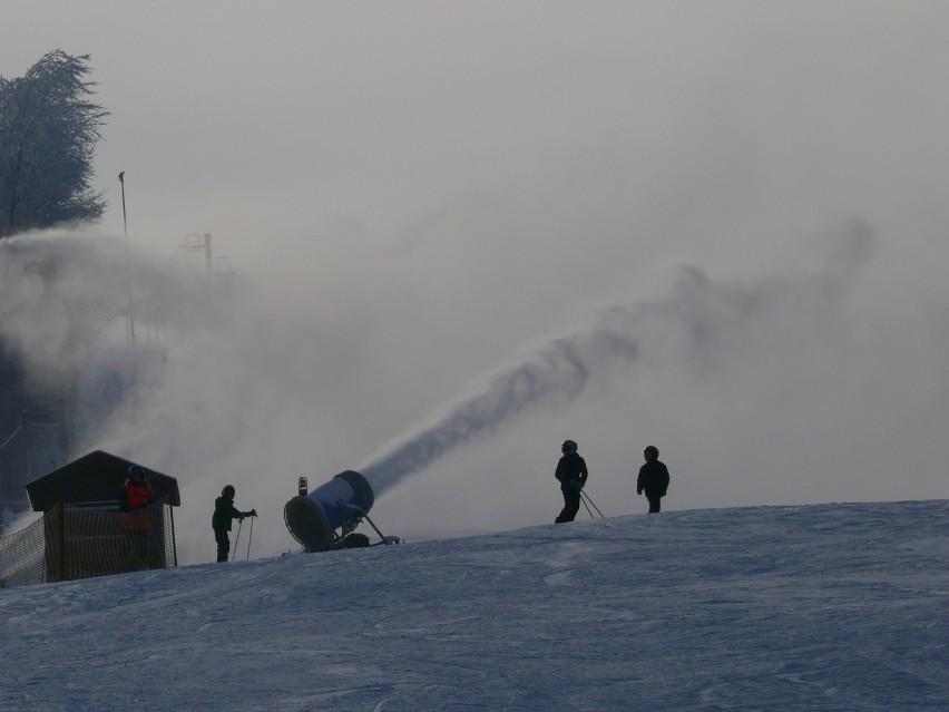 Choć na dworze śnieg, to góra Kamieńsk wciąż zamknięta dla narciarzy [ZDJĘCIA]