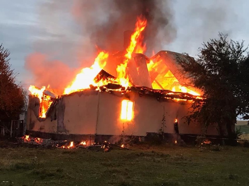 Pożar domu w Filipowie Trzecim. Budynek spłonął, ale nikomu nic się nie stało