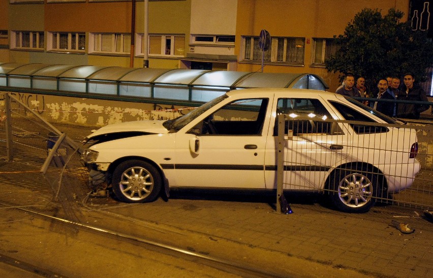 Pijany kierowca wjechał na torowisko na Limanowskiego w...