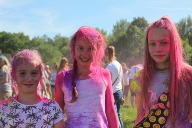 W niedzielne popołudnie odbyło się Święto Kolorów (Holi Festival) w Gnieźnie. Co 30-minut na znak DJ-a wszyscy zebrani na Placu Zielonym przy ul. Parkowej wyrzucali w powietrze tęczowe kolory.

WIĘCEJ: Święto Kolorów w Gnieźnie