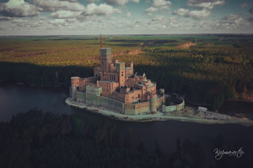 Proces w sprawie kontrowersyjnej budowy zamku w Stobnicy odbędzie się w Obornikach
