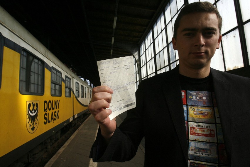 Krzysztof Mokhtari pokazuje bilet: - Czuję się oszukany