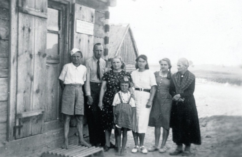 Dominiczakowie wysiedleni w Dąbrowie, lipiec 1942