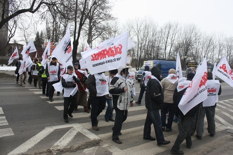 Strajk generalny: Związkowcy Solidarności blokują DK 78 w Zawierciu [ZDJĘCIA]