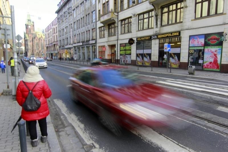 Kierowcy pytają, jak jeździć po ulicy Krupniczej. Znaki tu ogłupiają