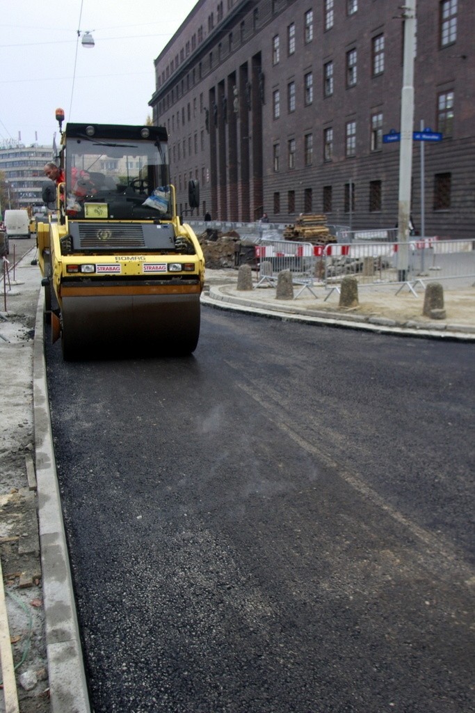 Wrocław: Drogowcy układają asfalt na Podwalu. Wkrótce zmiana organizacji ruchu (ZDJĘCIA)