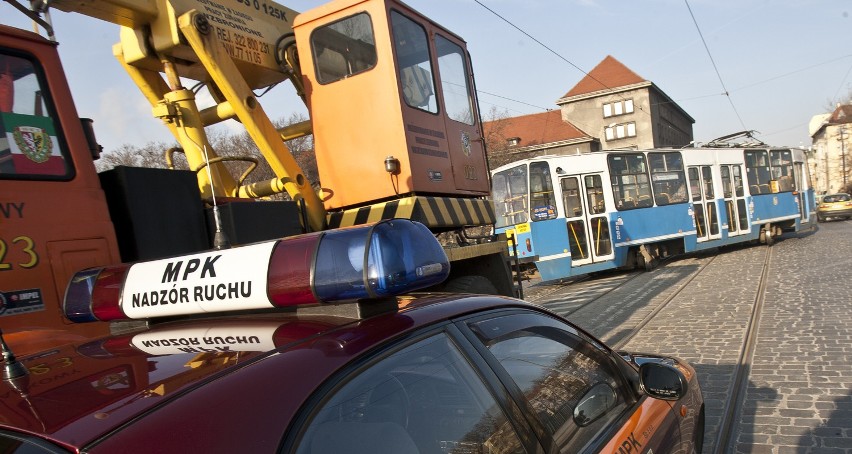 Wrocław: Wykoleił się tramwaj linii 15 (ZDJĘCIA)