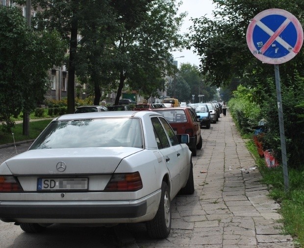 Klienci gołonoskiego targu zatrzymują się nawet pod zakazem