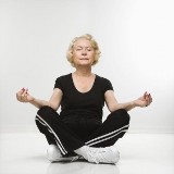 Dziś modna babcia musi ćwiczyć jogę