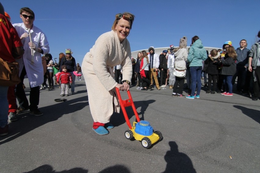 Wrocław: Największy Harlem Shake? Kilkaset osób tańczyło pod stadionem (ZDJĘCIA, FILM)