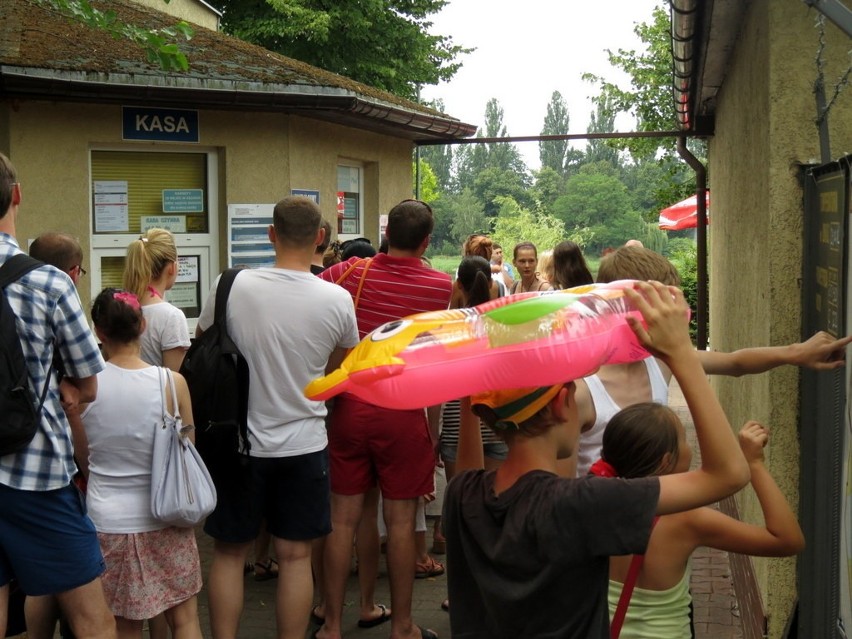 Wrocław: Długie kolejki na baseny