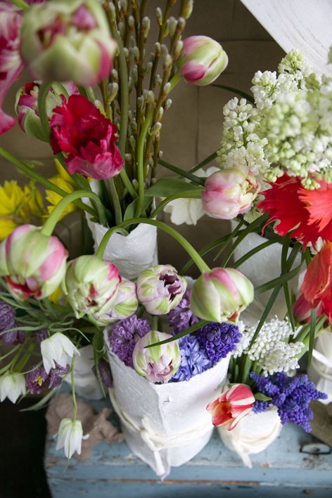 Świąteczny bukiet: bazie, tulipany i hiacynty