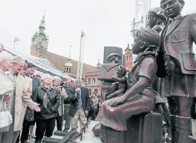 Gdański pomnik przedstawia grupę pięciorga dzieci, oczekujących na odjazd pociągu