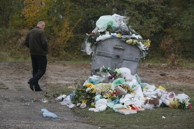 Mój reporter: Kiedy posprzątają śmieci z cmentarzy? 