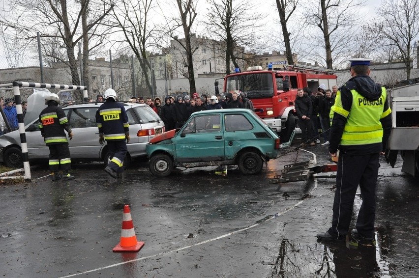 kierowca uwięziony w płonącym po wypadku samochodzie - tak...