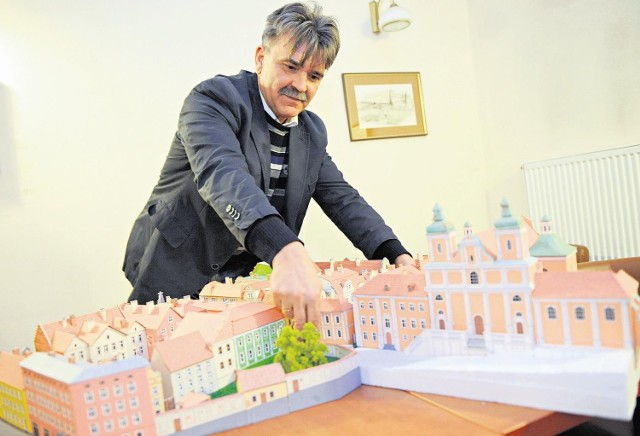 Krzysztof Przybyła prezentuje fragmenty makiety, której budowa zajmie jeszcze kilka lat 