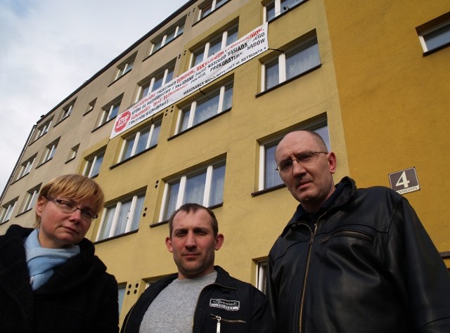 Mamy dość! - mówią mieszkańcy Limanowej . Na zdj.  Ilona Jurowicz, Szczepan Trzópka i Janusz Jurowicz