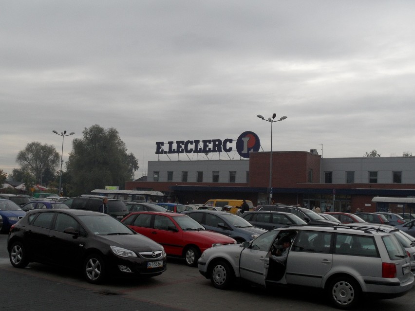 Parking przed supermarketem Leclerc w Tychach