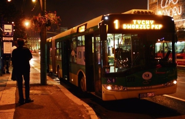 Szczególną uwagą mają zostać objęte nocne kursy.  Na zdjęciu autobus nr 1 obsługujący trasę Tychy-Katowice